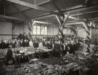 301079 Afbeelding van de aanwezigen bij de opening van het eerste veilinggebouw van de Vereniging voor Groenten- en ...